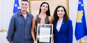 H Ντούα Λίπα στην τελετή όπου έλαβε την κοσοβάρικη υπηκοότητα