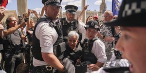 Χάος στο Λονδίνο: Περισσότερες από 50 συλλήψεις ατόμων που διαδήλωναν κατά της απαγόρευσης του Palestine Action