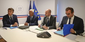 Ο Γάλλος πρόεδρος Εμανουέλ Μακρόν, αριστερά, ο Αντόνιο Κόστα, πρόεδρος του Ευρωπαϊκού Συμβουλίου, ο Γάλλος υπουργός Εξωτερικών Ζαν-Νοέλ Μπαρό, δεύτερος από δεξιά, και ο Γάλλος υπουργός Άμυνας Σεμπαστιάν Λεκόρνου, δεξιά σε τηλεδιάσκεψη