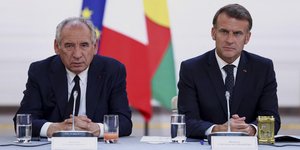 Εμανουέλ Μακρόν και Φρανσουά Μπαϊρού έχουν να αντιμετωπίσουν τα προβλήματα των Γάλλων, την αντιπολίτευση και τις αγορές