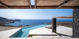 Magma White: Ένα σπίτι στη Σαντορίνη που αγκαλιάζει το φως και την πέτρα, μέσα από την ματιά των KKMK Architects