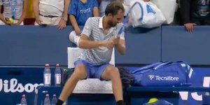 Ο Μεντβέντεφ ξεσπάει στη ρακέτα του