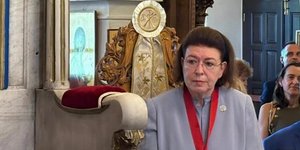 Η Υπουργός Πολιτισμού Λίνα Μενδώνη με τον χρυσό σταυρό με την εικόνα του Παντοκράτορος