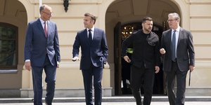 Ο Ζελένσκι με τους Μέρτς, Μακρόν και Στάρμερ