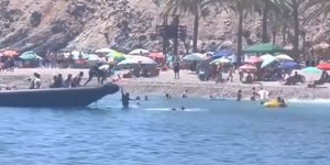 H στιγμή της απόβασης μεταναστών σε παραλία της Ισπανίας