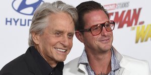 Ο Μάικλ Ντάγκλας με τον γιο του Κάμερον το 2018