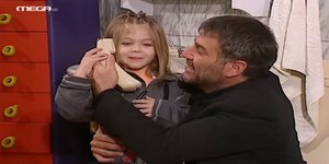 Η μικρή Εύα με τον Νίκο Σεργιανόπουλο στους «Δύο Ξένους»