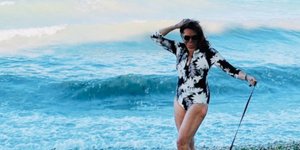 Με μαγιό σέρφερ, η Μιμή Ντενίση δαμάζει τα κύματα στον Θεολόγο -Προστασία και κομψότητα στην παραλία