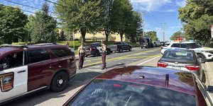 Αστυνομικοί έξω από σχολείο στη Μινεσότα