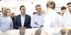 Επίσκεψη Μητσοτάκη στις εγκαταστάσεις της ICEYE -Η Ελλάδα κατασκευάζει τους δύο πρώτους δορυφόρους της
