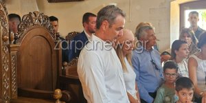 O Κυριάκος Μητσοτάκης στη θεία λειτουργία στις Κορακιές