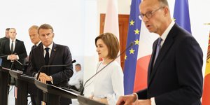 Φρ. Μερτς, Εμανουέλ Μακρόν και Ντόναλντ Τουσκ με τη Μολδαβή πρόεδρο Μάγια Σάντου