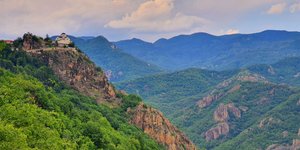 Στην «αγκαλιά» ενός βράχου η μονή Μεταμορφώσεως