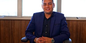 ﻿Ο Alex Araújo υιοθετήθηκε από μια ταπεινή οικογένεια, έγινε πατέρας στα 18 του και έχει ήδη χρεοκοπήσει μία φορά. Τώρα, γράφει μια νέα ιστορία ως επιχειρηματίας της 4Life Prime / 4Life Prime