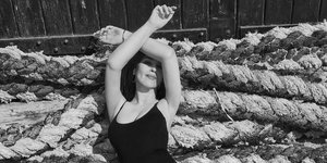 Μόνικα Μπελούτσι: Στα 60 της, ποζάρει με ολόσωμο μαγιό και κόβει την ανάσα