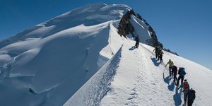 Ορειβάτες στο Mont Blanc έτοιμοι να διασχίσουν τον διάδρομο του Θανάτου