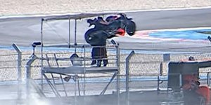 Σοκαριστικό ατύχημα στο Moto GP: Οδηγός παραλίγο να σκοτώσει κάμεραμαν