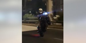 Επίδειξη ικανοτήτων με μοτοσυκλέτα 