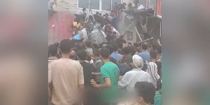 Γάζα: Τρομακτικό βίντεο -Δεκάδες άνθρωποι προσπαθούν να φτάσουν πακέτο βοήθειας σε μπαλκόνι, το οποίο καταρρέει