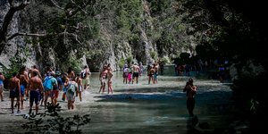Μπανιο στα παγωμένα νερά του Αχέροντα