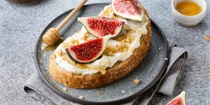 Μπρουσκέτα με σύκα και κατίκι / Φωτογραφία: Shutterstock