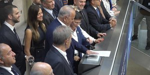 Ο Ευάγγελος Μυτιληναίος πατά το κουμπί για την έναρξη της συνεδρίασης στο Λονδίνο