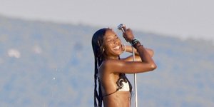 Η Ναόμι Κάμπελ με μπικίνι σε πολυτελές γιοτ απολαμβάνει τις διακοπές της στην Ισπανία