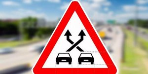 Ταμπέλα αλλαγής κατεύθυνσης στο δρόμο 