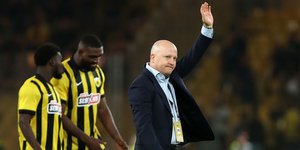 Ο προπονητής της ΑΕΚ Μάρκο Νίκολιτς χαιρετά τον κόσμο της ομάδας
