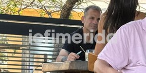 Ο Ντέμης Νικολαϊδης με την κόρη του Μελίνα σε στέκι του Ψυχικού