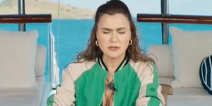 Η Τουρκάλα τραγουδίστρια Σεβάλ Σαμ τραγουδά το ελληνικό τραγούδι «Όλα σε Θυμίζουν».