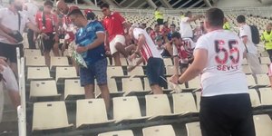 Όμορφη κίνηση από τους οπαδούς της Σαμσουνσπόρ: Αντί να φύγουν μετά την ήττα, καθάρισαν τις κερδίκες από τα σκουπίδια