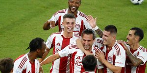 Οι παίκτες του Ολυμπιακού πανηγυρίζουν γκολ στη πρεμιέρα της φετινής Σούπερ Λιγκ 