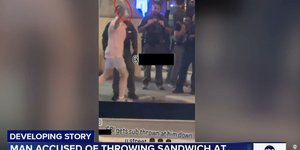 Κάτοικος στην Ουάσιγκτον πέταξε σάντουιτς σε ομοσπονδιακό αστυνομικό