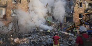 Κτίριο που δέχτηκε ρωσικό αεροπορικό χτύπημα στο Κίεβο