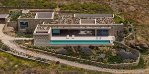 κατοικία σπίτι πλαγιά πισίνα πέτρα Τήνος The Slot House