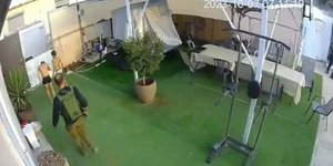 Οι εκτελεστές της Χαμάς απομακρύνουν τα παιδιά από τον νεκρό πατέρα