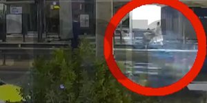 Η γυναίκα περπατάει στις γραμμές του τραμ με το καρότσι στο Παλαιό Φάληρο