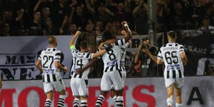 Οι παίκτες του ΠΑΟΚ πανηγυρίζουν γκολ κόντρα στη Ριέκα