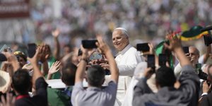 Ο Πάπας Λέων ανάμεσα σε νεολαία