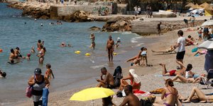 Ξεχύθηκε στις παραλίες της Αττικής ο κόσμος