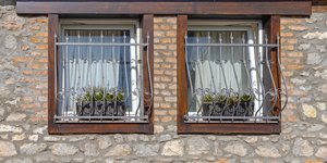 Γιατί μερικά κάγκελα στα παράθυρα έχουν μια καμπύλη στο κάτω μέρος 