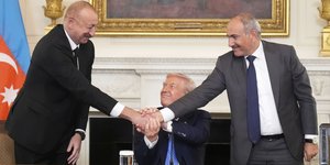 Έδωσαν τα χέρια Αλίεφ και Πασινιάν με τη συνδρομή του Τραμπ