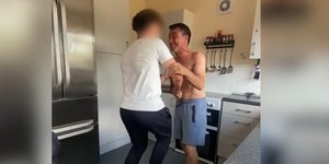 Πατέρας ανακοινώνει στο γιο του ότι κέρδισε ένα εκατομμύριο λίρες σε λοταρία