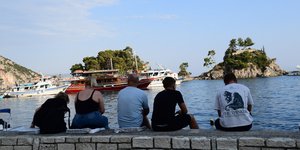 πεντε πλατη σε τοιχακι