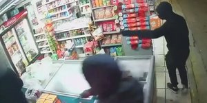 Η στιγμή που συμμορία στα Βόρεια Προάστια απειλεί υπάλληλο περιπτέρου