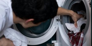 Tα ρούχα βγαίνουν από το πλυντήριο, αλλά μυρίζουν μούχλα, παρόλο που έχει χρησιμοποιηθεί αρωματικό απορρυπαντικό... / PEXELS