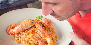 Η μακαρονάδα με γαρίδες είναι ένα πιάτο που μετατρέπει κάθε γεύμα σε μια ξεχωριστή εμπειρία / PEXELS