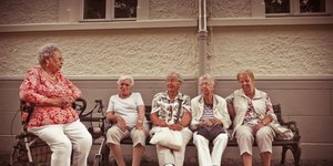 Ο όρος Ageing Without Children (AWOC) αναφέρεται σε ανθρώπους που φτάνουν ή πλησιάζουν την τρίτη ηλικία χωρίς να έχουν δικά τους παιδιά / SHUTTERSTOCK