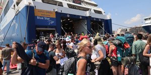 Φεύγουν τα πλοία από τον Πειραιά